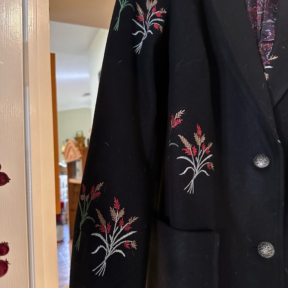 Beautiful Fall Inspired Black Coat. ๐๐๐๐ - Picture 5 of 10